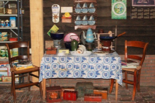 Tafel met verschillende blikken