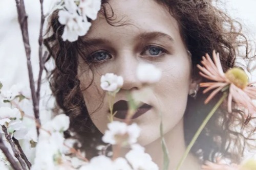 Vrouw in een bloemenveld