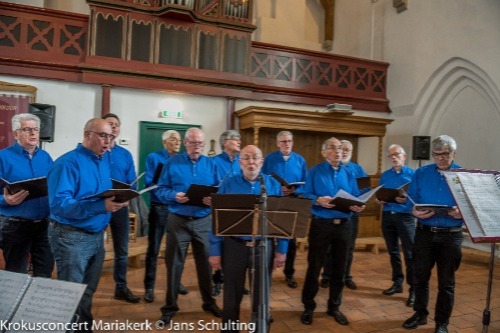 Mannen in blauwe kleren in de kerk