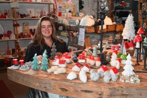 Vrouw met allerlei verschillende kaarsen