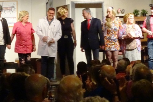 toneelvereniging Kunst na Arbeid, mensen spelen toneelstuk 