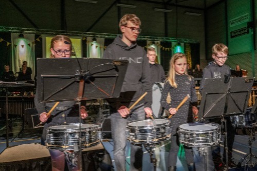 5 kinderen die aan het drummen zijn
