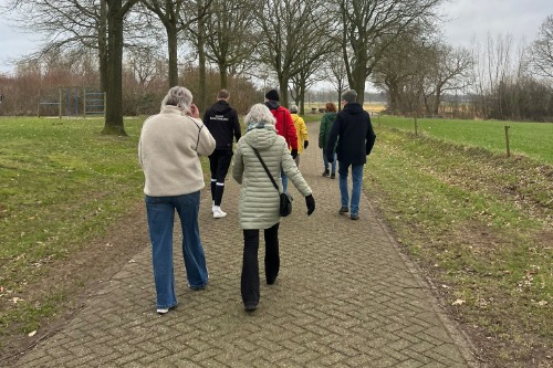 groep aan het wandelen over weg