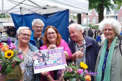 Handen die een portemonnee vasthouden met daarin briefgeld
