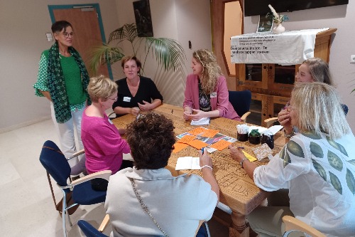 Groep mensen praat over Talent