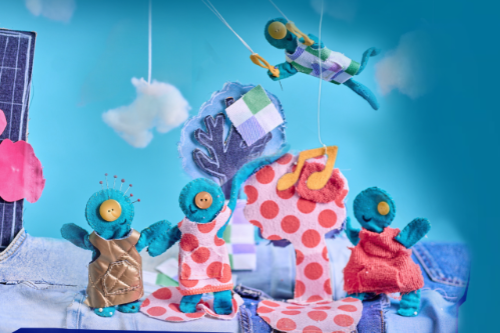 Poppetjes van stof die zwaaien en een ringen zwieren