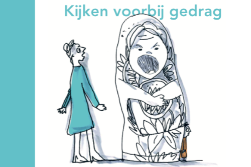 Tekening van klein mensje dat zich verschuilt achter pop en iemand die over de pop heen probeert te kijken